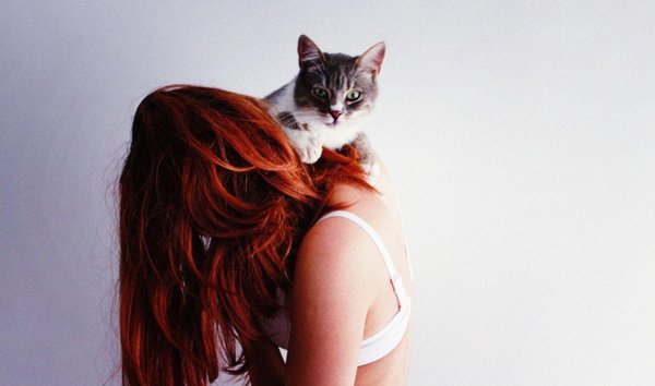 На аватарку девушка с кошкой