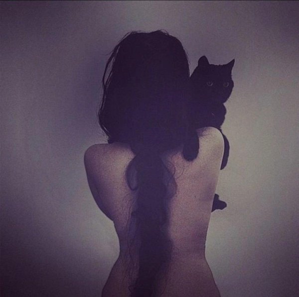 На аватарку девушка с кошкой