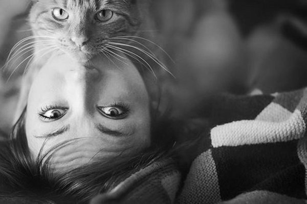 На аватарку девушка с кошкой