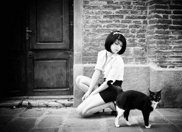 На аватарку девушка с кошкой