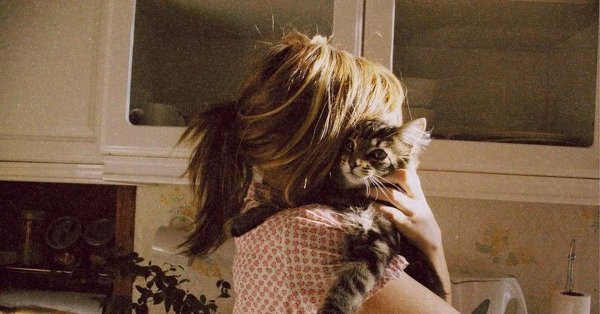 На аватарку девушка с кошкой