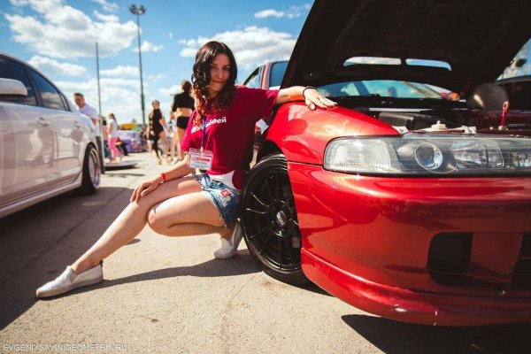 Самые с девушками и машиной