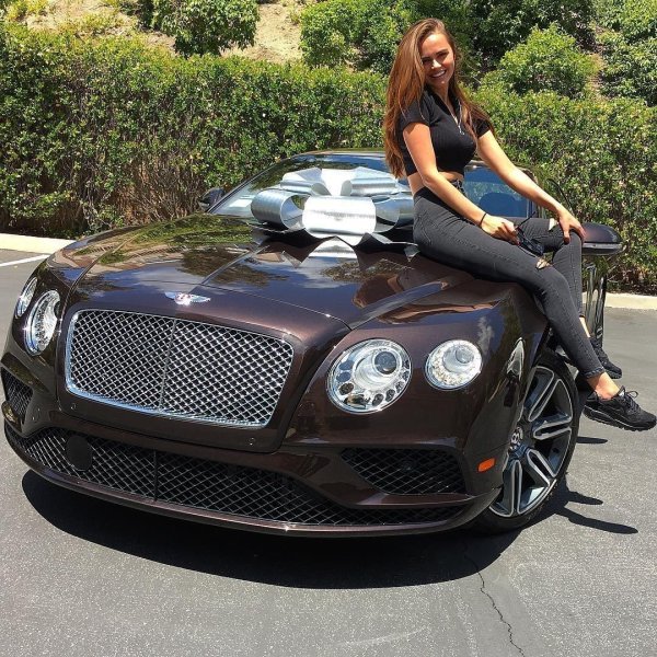 Самые с девушками и машиной