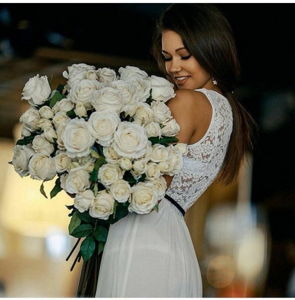 Девушка с букетом белых роз
