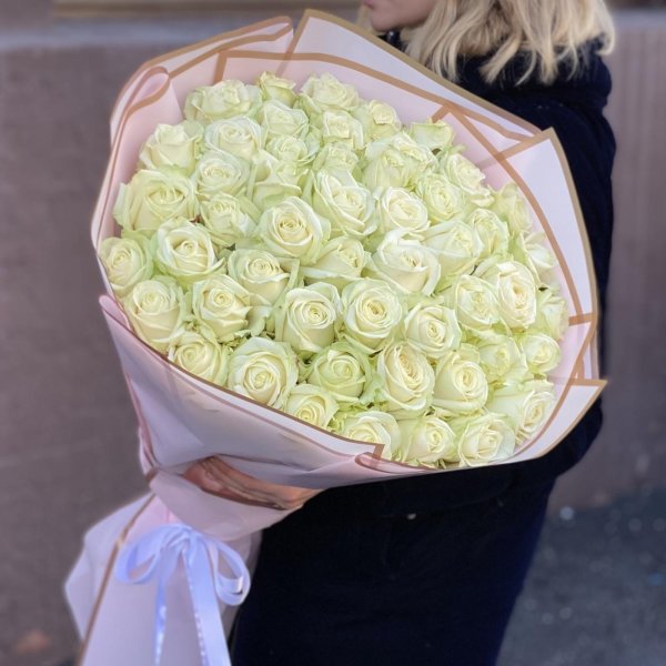 Девушка с букетом белых роз