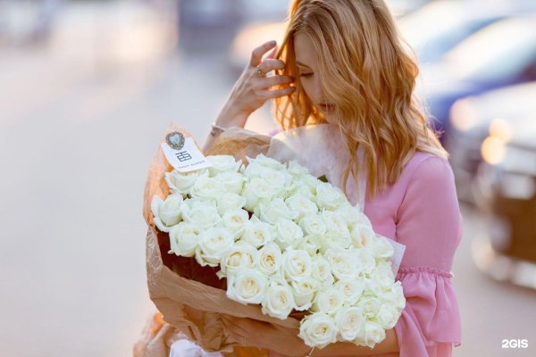 Девушка с букетом белых роз