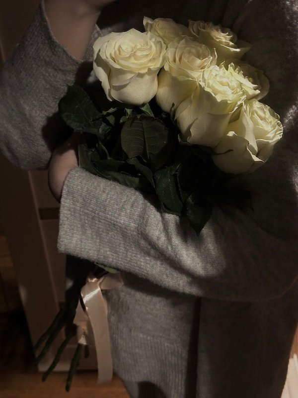 Девушка с букетом белых роз