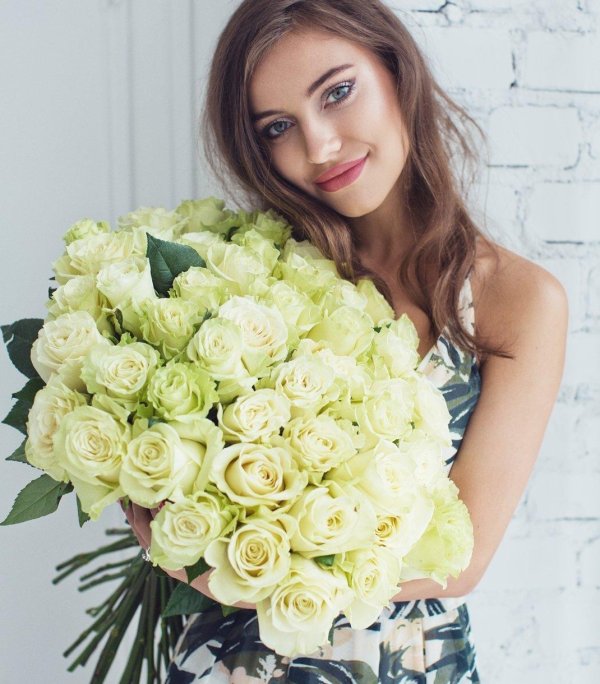 Девушка с букетом белых роз
