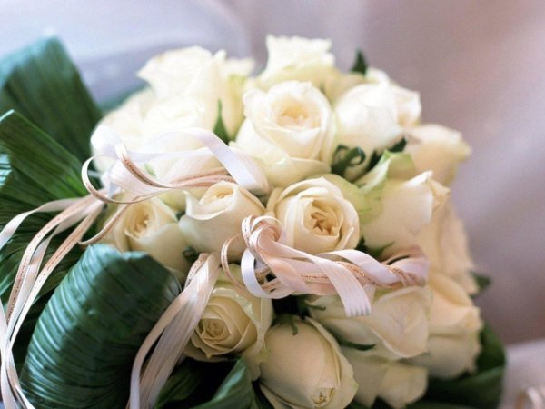 Девушка с букетом белых роз