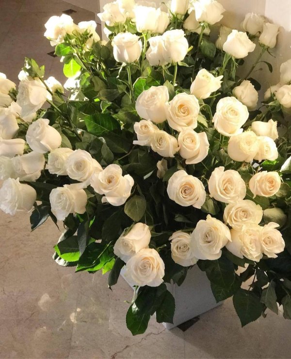 Девушка с букетом белых роз