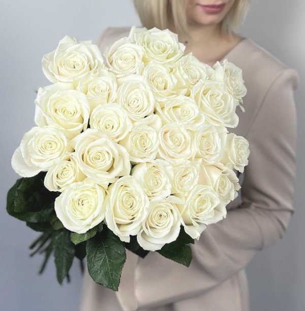 Девушка с букетом белых роз