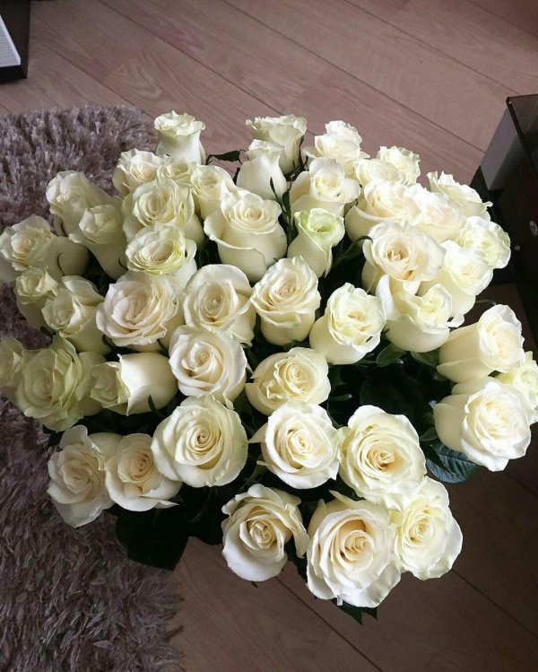 Девушка с букетом белых роз