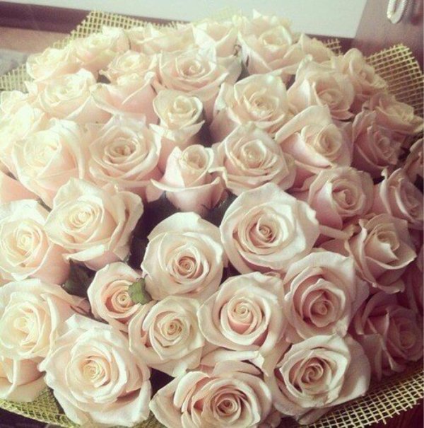 Девушка с букетом белых роз