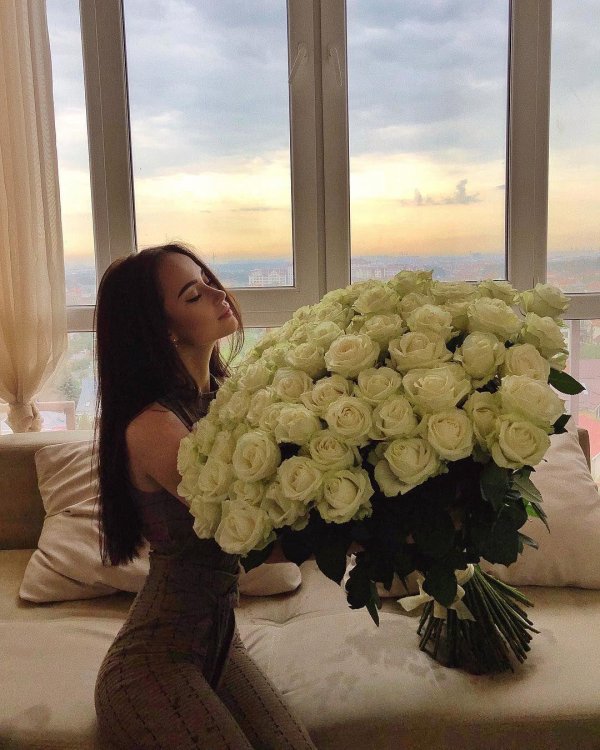 Девушка с букетом белых роз