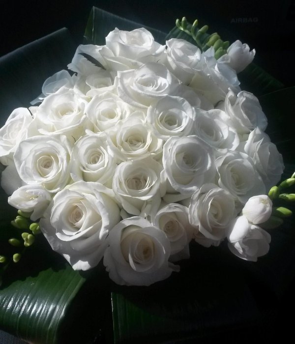 Девушка с букетом белых роз