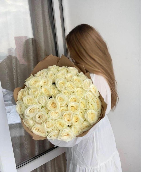 Девушка с букетом белых роз