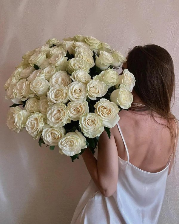 Девушка с букетом белых роз