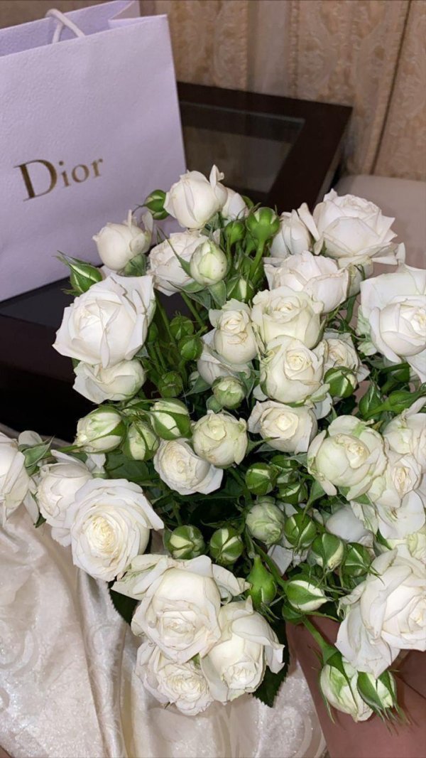 Девушка с букетом белых роз