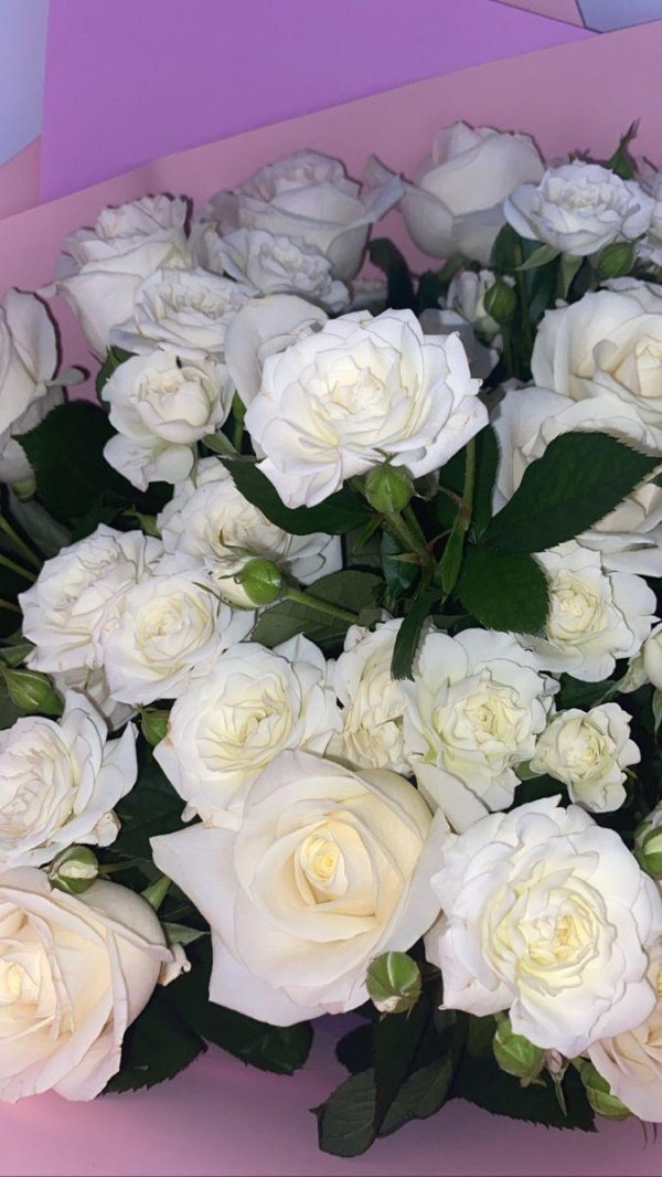 Девушка с букетом белых роз