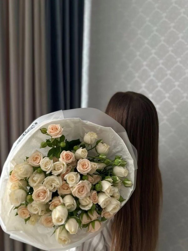 Девушка с букетом белых роз