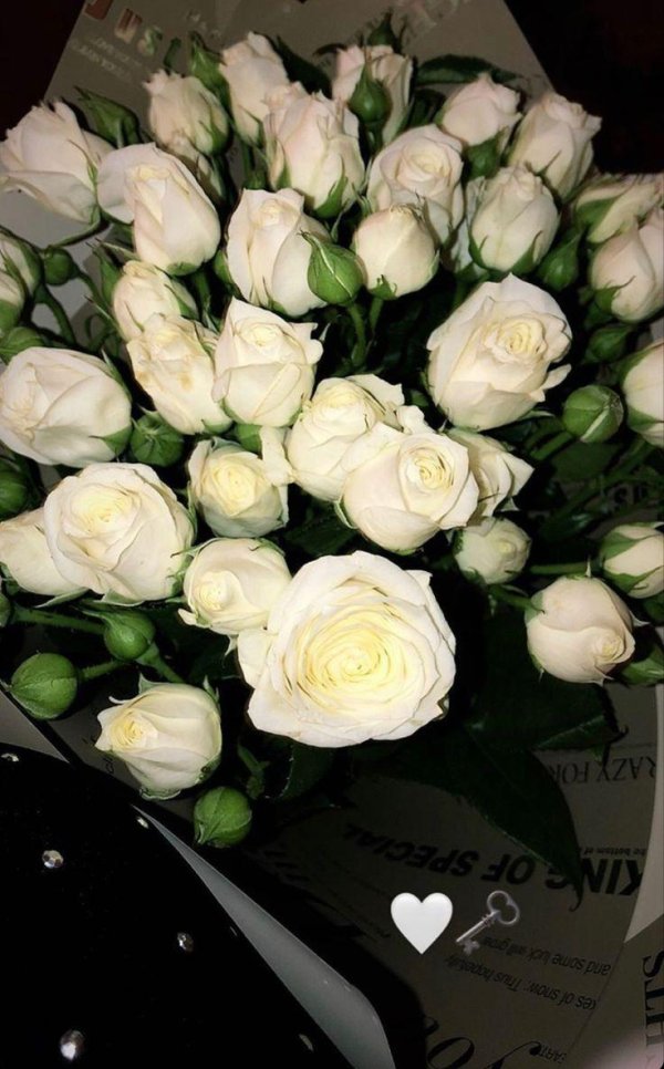 Девушка с букетом белых роз