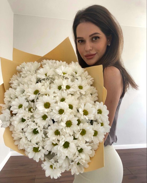 Девушка с букетом белых роз