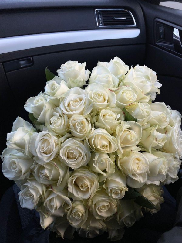 Девушка с букетом белых роз