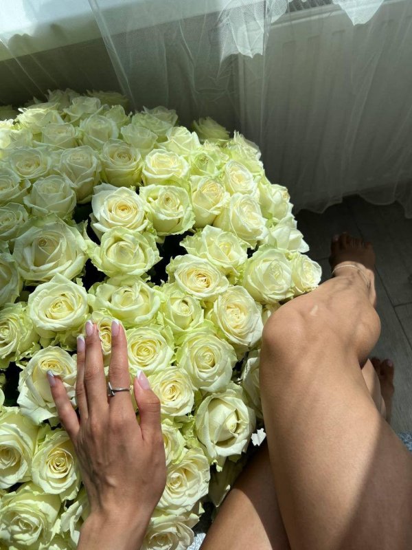 Девушка с букетом белых роз