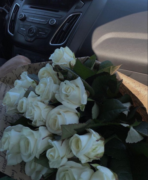 Девушка с букетом белых роз