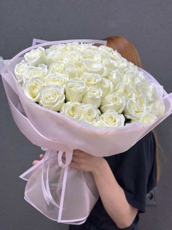 Девушка с букетом белых роз