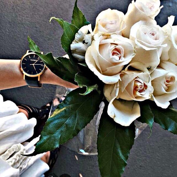 Девушка с букетом белых роз