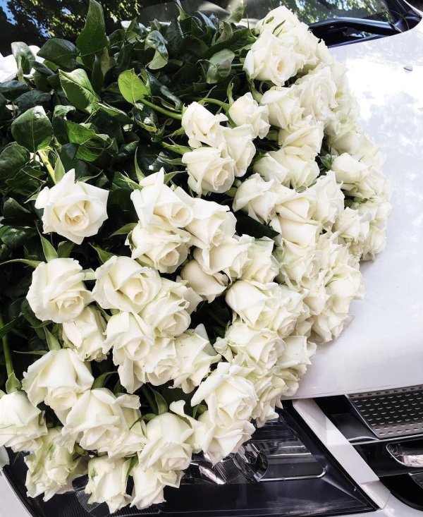 Девушка с букетом белых роз