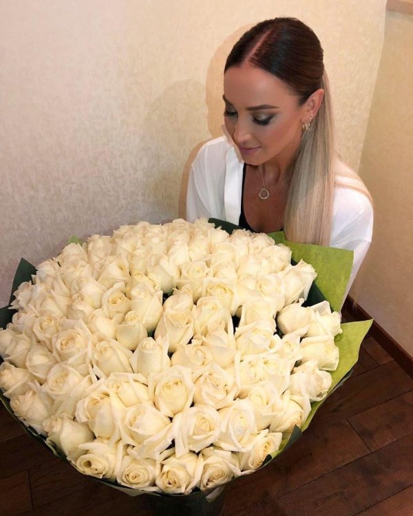 Девушка с букетом белых роз