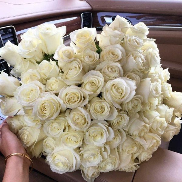 Девушка с букетом белых роз