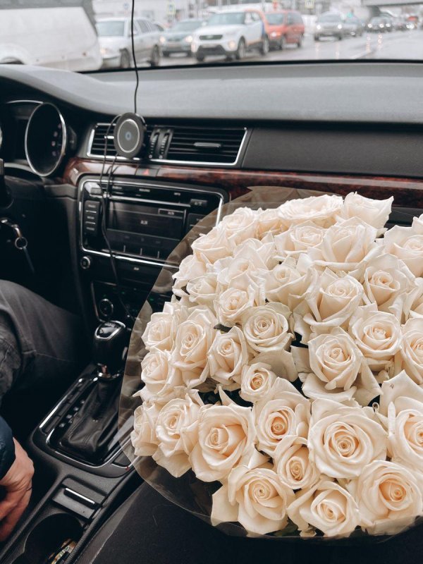 Девушка с букетом белых роз