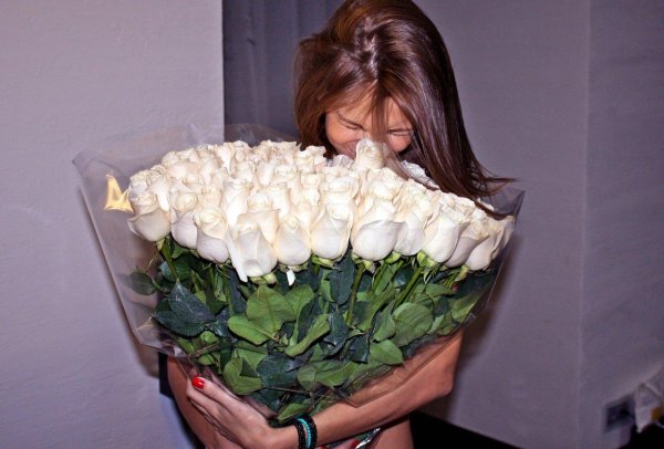 Девушка с букетом белых роз