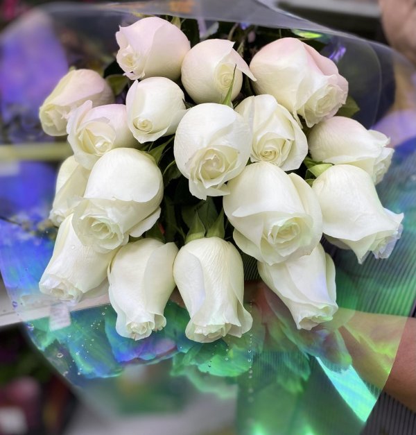 Девушка с букетом белых роз