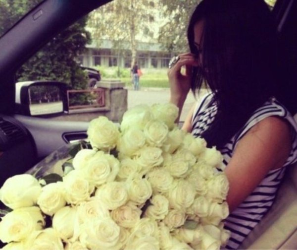 Девушка с букетом белых роз