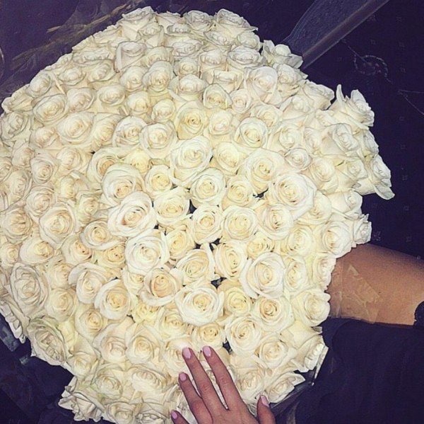 Девушка с букетом белых роз