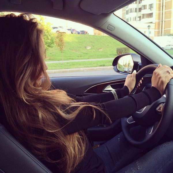 Девушка за рулем на аву