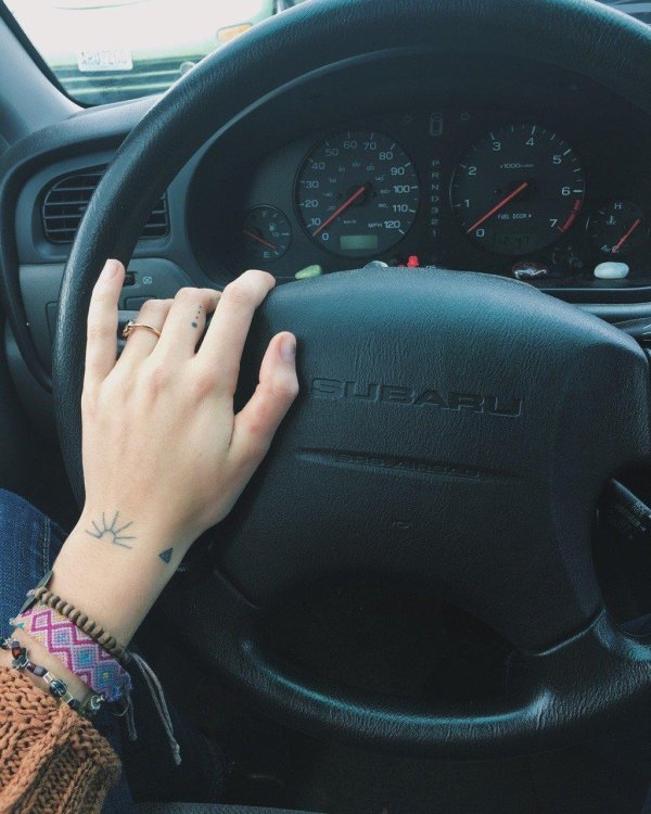 Девушка за рулем на аву