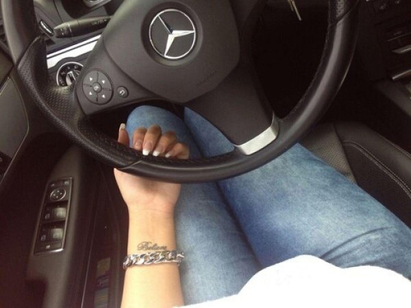 Девушка за рулем на аву