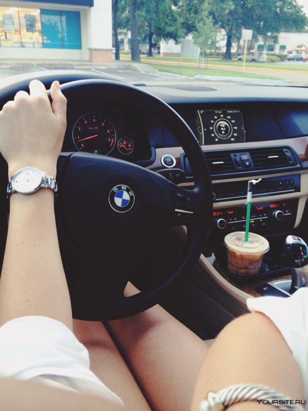 Девушка за рулем на аву