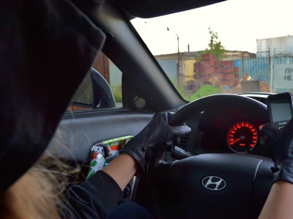 Девушка за рулем на аву