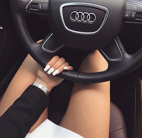 Девушка за рулем на аву