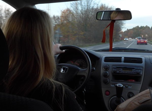 Девушка за рулем на аву