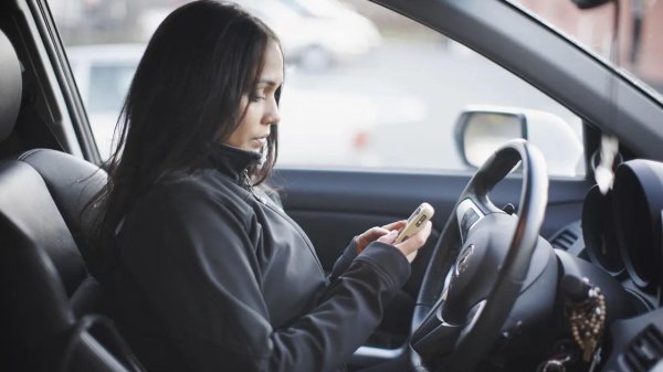 Девушка за рулем на аву