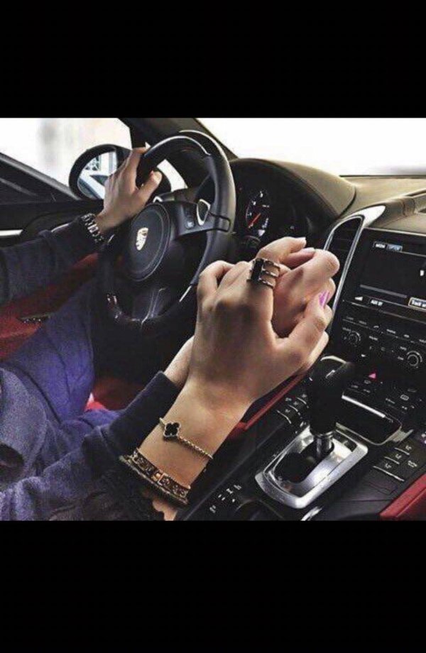 Девушка за рулем на аву