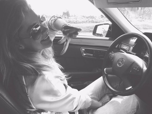 Девушка за рулем на аву