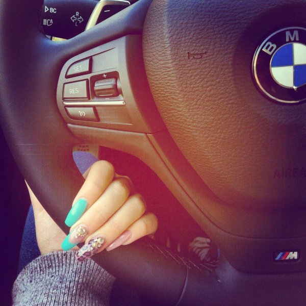 Девушка за рулем на аву